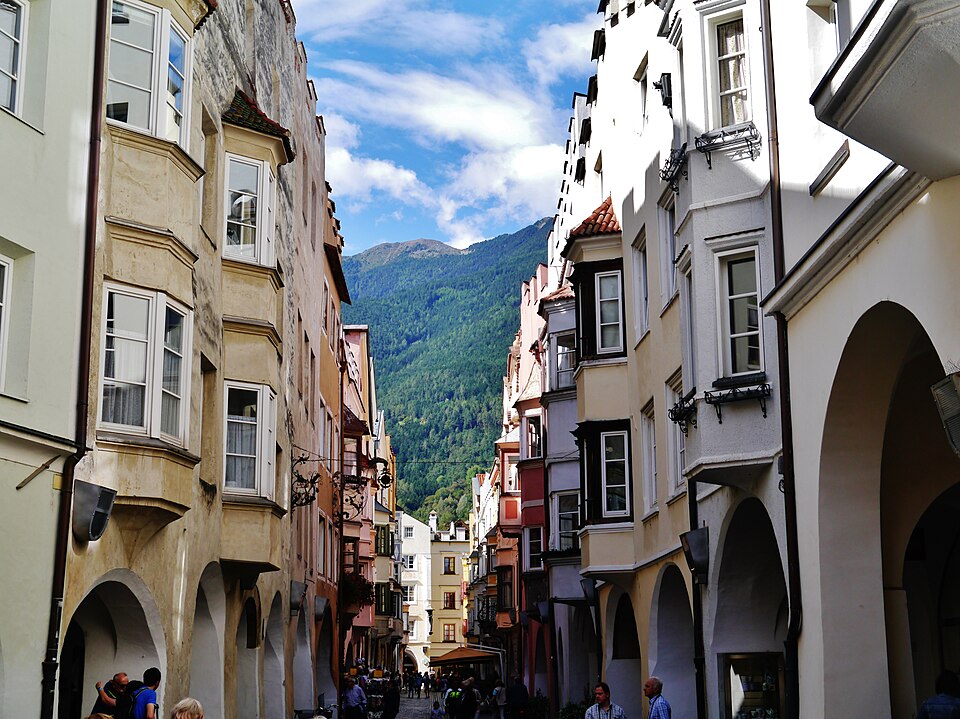 I portici di Bolzano: guida al centro storico medievale tra architettura, botteghe e caffè storici