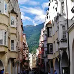 I portici di Bolzano: guida al centro storico medievale tra architettura, botteghe e caffè storici