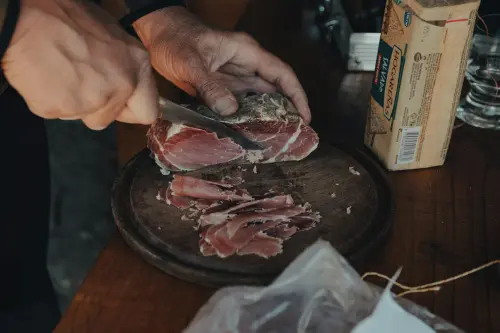 Lo Speck Alto Adige IGP: come si produce, come si riconosce e dove acquistarlo direttamente dai produttori