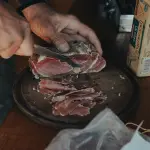 Lo Speck Alto Adige IGP: come si produce, come si riconosce e dove acquistarlo direttamente dai produttori