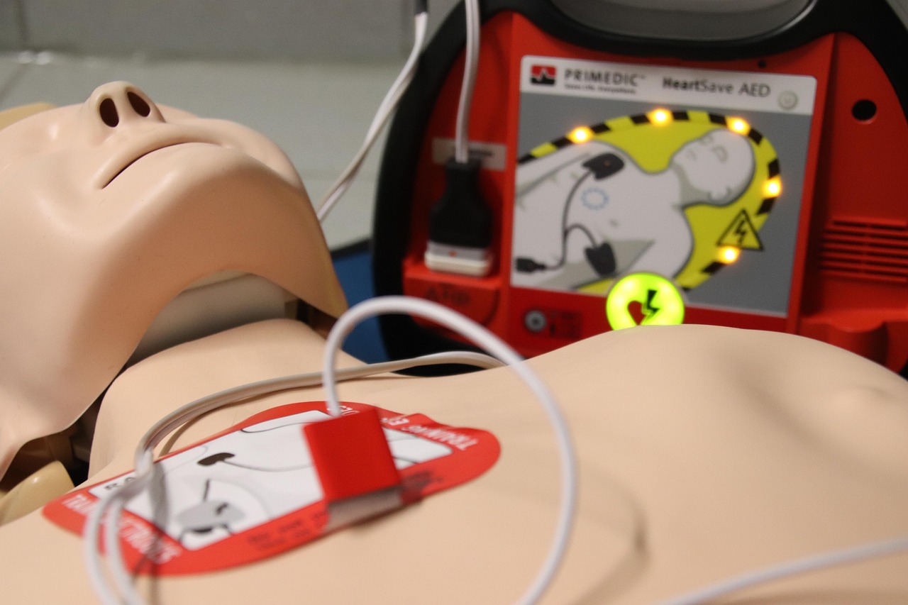 Bolzano rafforza la rete di cardioprotezione: nuovo defibrillatore in piazza Verdi